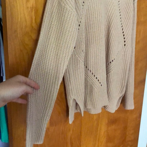 Faintly pink sweater - Picture 3 of 3